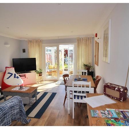 Self Contained Flat With Private Garden & Parking Apartment Sandown Ngoại thất bức ảnh